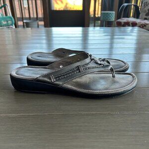 Minnetonka Silver Pewter Gray Leather Slip On Flip Flop Thong Sandals Size 11 M